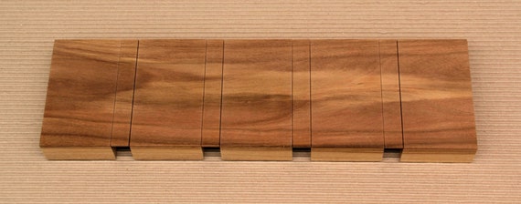 Perchero de pared plegable en madera de Nogal Cafetero. 4