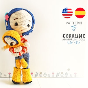 Puede incluir: Muñeca amigurumi de crochet de Coraline de la película Coraline, sosteniendo una muñeca de crochet amarilla con capucha. La muñeca lleva pantalones vaqueros azules, un jersey a rayas rojas y blancas y botas de lluvia amarillas. La muñeca tiene el pelo azul y los ojos marrones.
