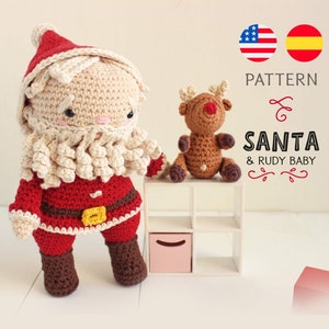 Puede incluir: Patrón de crochet para un amigurumi de Papá Noel y reno. El patrón está disponible en inglés y español. El Papá Noel lleva un traje rojo y blanco con un cinturón y botas marrones. El reno es marrón con la nariz roja.