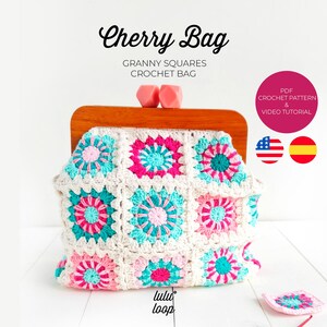 Puede incluir: Un bolso de crochet hecho a mano con un marco de madera. El bolso presenta un diseño de cuadrados de la abuela coloridos con flores rosas, turquesas y blancas. El texto "Cherry Bag" y "Granny Squares Crochet Bag" se muestran en la parte superior.