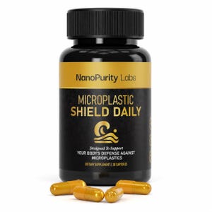 Puede incluir: Una botella negra de NanoPurity Labs Microplastic Shield Daily, suplemento dietético. La botella tiene una etiqueta dorada con texto blanco y una tapa negra. Varias cápsulas doradas están dispersas.