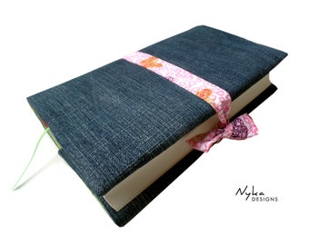 Buchumschlag aus Jeans Upcycling und rosa Baumwollstoff mit Schmetterlingen, flexibler Einband für Bücher, Geschenke für Bücherwürmer