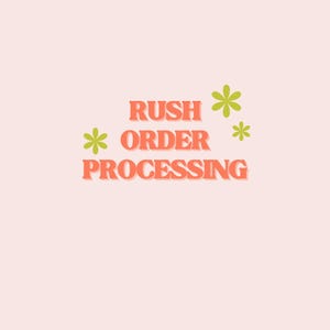 Op de afbeelding: Een perzikkleurige achtergrond met de woorden "RUSH ORDER PROCESSING" in oranje, omlijnd in wit. Drie groene bloemengraphics zijn verspreid rond de tekst.