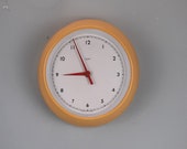 Mid Century Gibson Wall Clock, Baume and Co Ltd. Vintage retro geel.