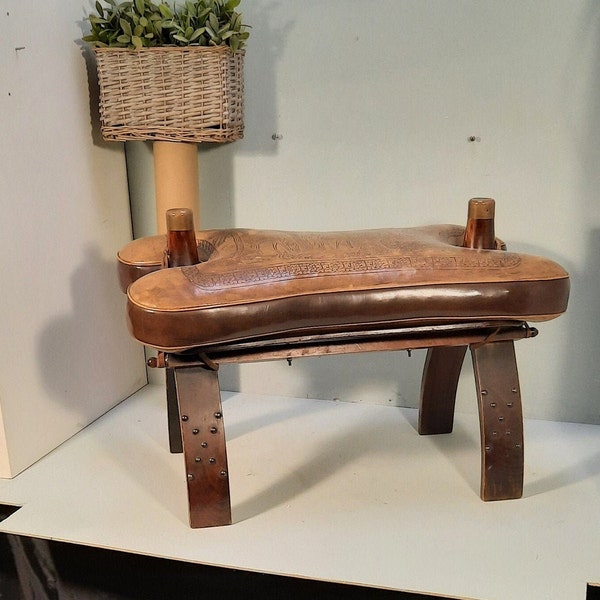 Tabouret Camel Saddle vintage en cuir véritable.