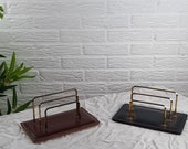 1 van 2 Brievenstandaards messing met leder vintage