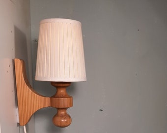 Wandlampe aus schwedischem Kiefernholz mit Schirm im Vintage-Stil der 70er Jahre