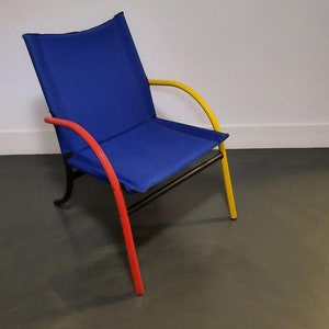 Vintage fåtölj, stol i Memphis Milano-stil, primärfärger.