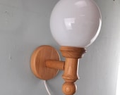 Vintage Herda Wandlamp eiken met glazen bol gemerkt