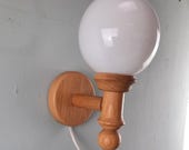 Vintage Herda Wandlamp eiken met glazen bol gemerkt