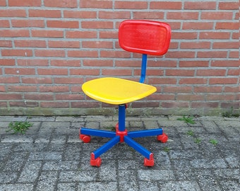 chaise haute IKEA vintage dans memphis style design Knut & Marianne Hagberg -