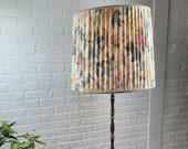 Hollywood Regency klassieke vloerlamp met gebloemde kap en messing voet