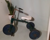 Antieke driewieler kinderfiets peuterfiets kleuterfiets vintage