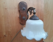 Mid-century wandlamp hout en messing met mooie geschulpte glazen kap