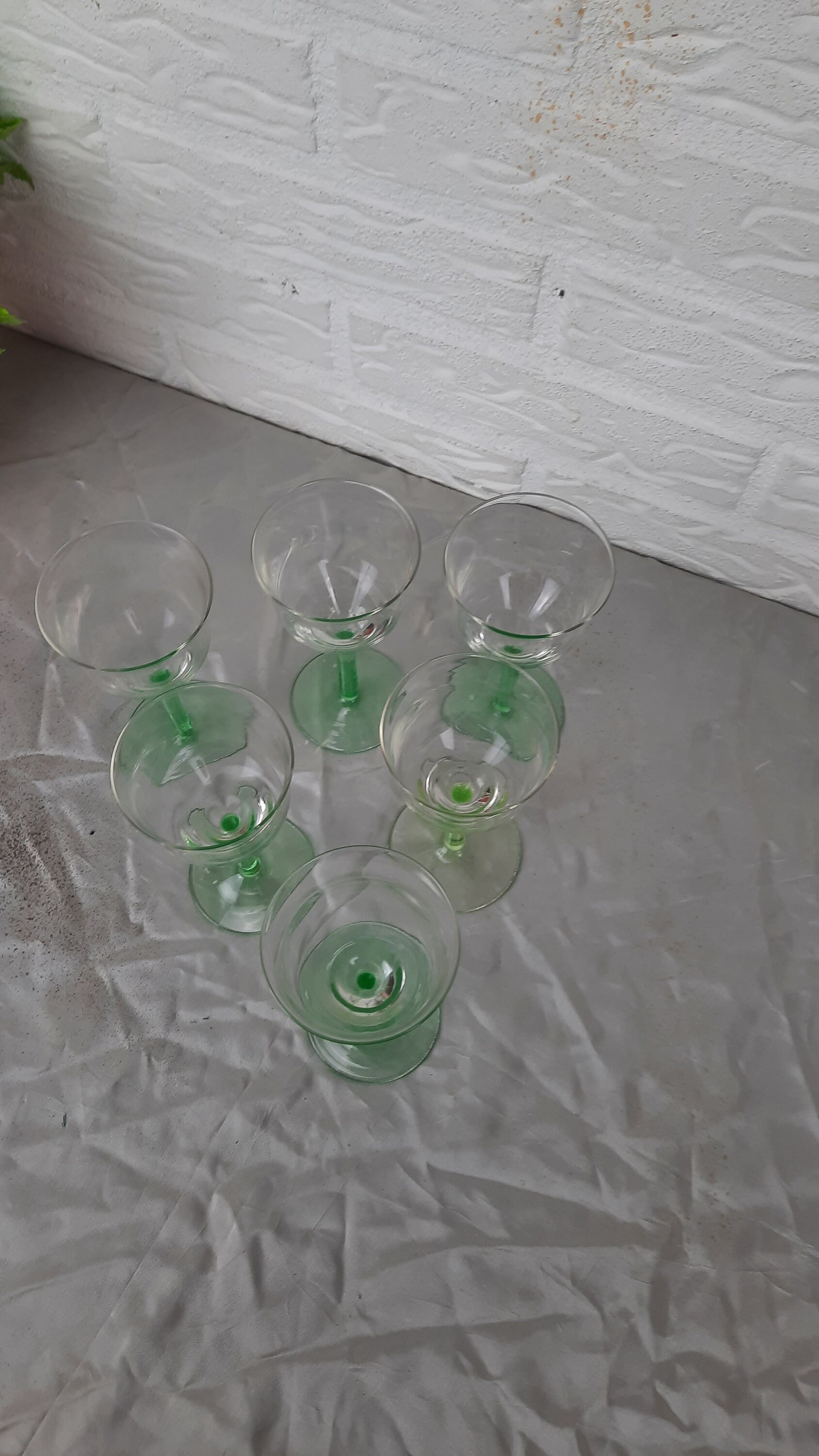緑色の脚にウラン製のワイングラス6個セット（ヴィンテージ） - Etsy 日本