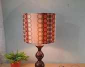 mid century Tafellamp notenhout met nieuwe kap gemaakt van retro stof vintage.