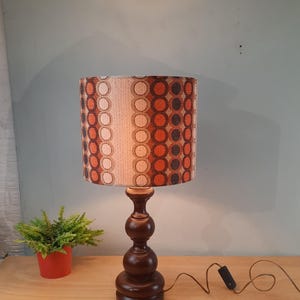 Mid Century Tischlampe Nussbaum mit neuem Schirm aus Retro-Stoff Vintage.