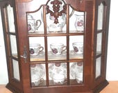 Vintage Nederlandse muurhangende apothekerskast, houten en glazen kast, curiosakast, antieke display, wandgemonteerde kast.
