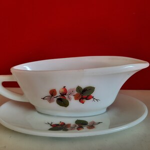 VTG JAJ Pyrex sauce bowl Rosehip design 1960