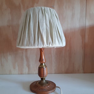 Mid-century teakhouten tafellamp met kap Deens design vintage afbeelding 1