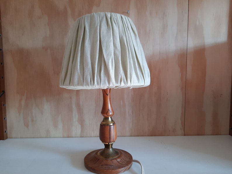 Mid-century teakhouten tafellamp met kap Deens design vintage afbeelding 1