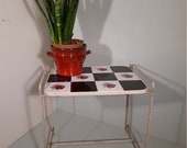 Vintage bijzettafel met rozen tegels afgewisseld met zwart