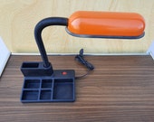 Bureaulamp met organizer voet en buigpoot, oranje kap.