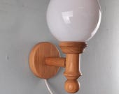 Vintage Herda Wandlamp eiken met glazen bol gemerkt
