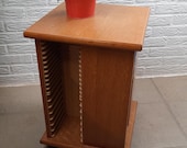 Vintage Bijzettafel, Plantenzuil, CD carrousel met plaats voor 72 cd's en 14 dubbel-CD's