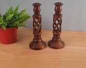 set van 2 vintage Kandelaars Open gedraaid  notenhout uit de jaren '70