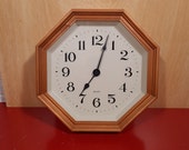 Retro wandklok met pine houten facetlijst vintage