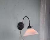 Art deco Wandlamp, brons met opaline kelk vintage