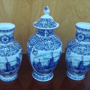 Uniek groot Delftsblauw kaststel, Gingerjar with vases