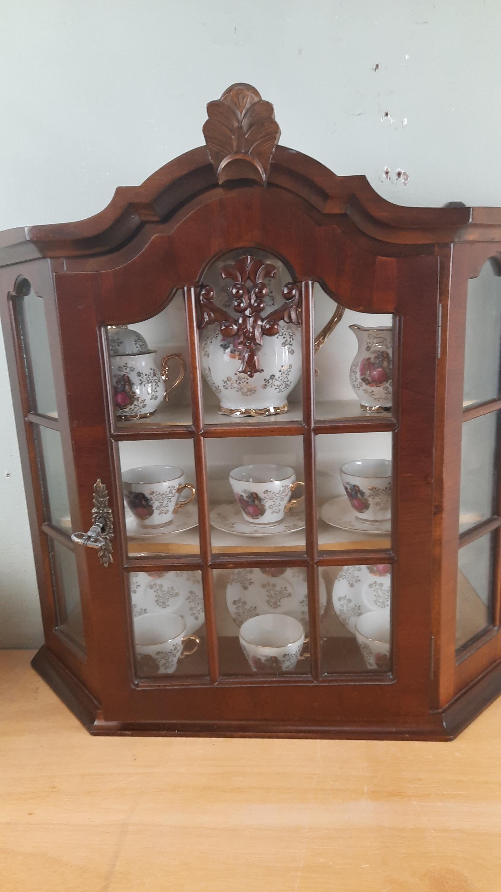 Produktbild von Mini Spind Rustikale Mini-Vitrine Aus Holz, Vintage-Wandschrank Mit Doppeltüren Zur Aufbewahrung Und Dekoration, Kleiner Apothekerschrank Für Arbeitsplatte Oder Wandmontage, Handgefertigter Holzmöbelschrank Mini Vitrine