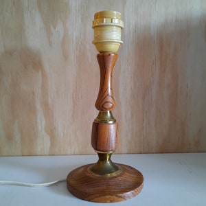 Mid-century teakhouten tafellamp met kap Deens design vintage afbeelding 2