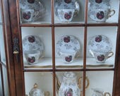 Vintage Nederlandse muurhangende apothekerskast, houten en glazen kast, curiosakast, antieke display, wandgemonteerde kast.