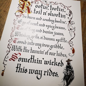 Impresión manuscrita iluminada "Somethin' Wicked This Way Rides"