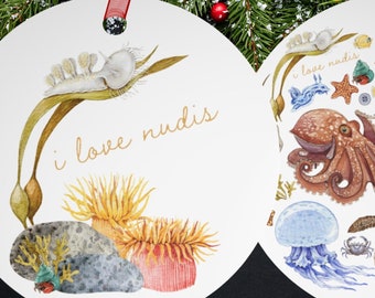 Adorno de metal con cinta de criaturas del océano en acuarela para vacaciones: nudibranquios, pulpos, medusas y mucho más.