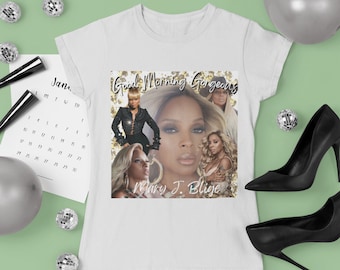 Könnte beinhalten: Weißes T-Shirt mit einer Collage von Mary J. Blige-Bildern, dem Text "Good Morning Gorgeous" und "Mary J. Blige". Das T-Shirt befindet sich neben einem Kalender, High Heels und Discokugeln.