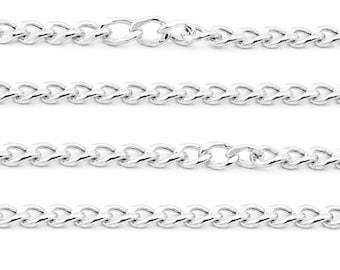 Puede incluir: Primer plano de cuatro cadenas de plata tipo 'curb'. Las cadenas están dispuestas horizontalmente, paralelas entre sí, sobre un fondo blanco. Cada cadena está hecha de eslabones ovalados entrelazados, creando un diseño clásico y versátil. Las cadenas son brillantes y reflejan la luz.