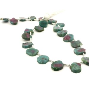 Ruby zoisiet gemengde vorm in vrije vorm gesneden streng – 12 mm x 18 mm – 19 kralen per streng