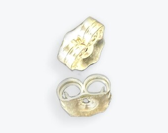 Orecchino leggero in argento sterling 925. Dimensioni: 4,3 mm x 5,11 mm. #EW13SS