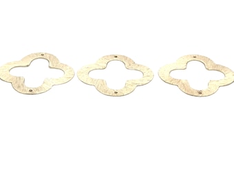 Charm banhado a ouro/prata Quatrefoil: Acabamentos escovados com 2 furos