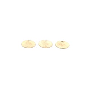 Puede incluir: Tres sombreros pequeños, redondos, de paja beige tejida con un agujero en el centro.