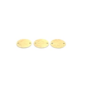 Könnte beinhalten: Drei ovalförmige Metallstücke in Goldfarbe mit jeweils zwei Löchern.