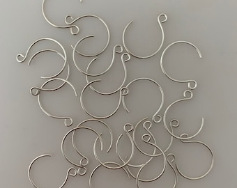 Gancho de orelha redondo em prata de lei, disponível nos tamanhos 18 mm e 20 mm.