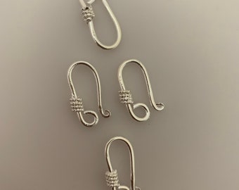 Conjunto de 4 ganchos/fechos em prata de lei com design sofisticado. Tamanho: 9 mm x 22 mm | H1SS