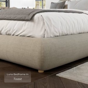 LUNA by SoftFrame® Designs: estructura de cama tapizada, moderna y súper acolchada en una exclusiva forma de media luna imagen 6