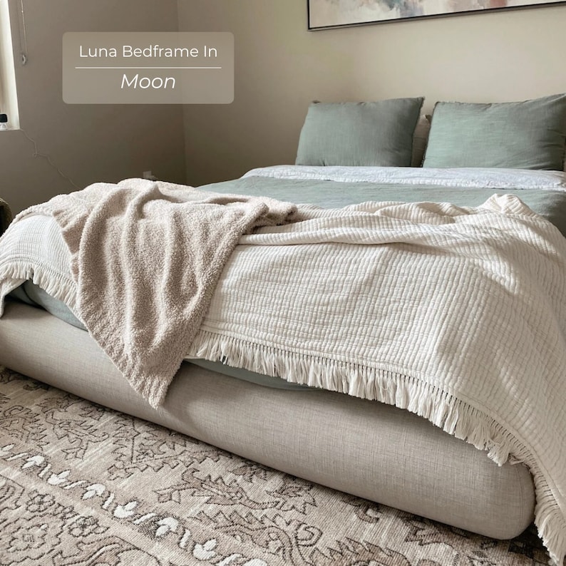 LUNA by SoftFrame® Designs: estructura de cama tapizada, moderna y súper acolchada en una exclusiva forma de media luna imagen 5