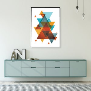 K&ouml;nnte beinhalten: Abstrakter geometrischer Kunstdruck mit einer Komposition aus &uuml;berlappenden Dreiecken in Orange-, Gelb-, Blau- und Braunt&ouml;nen. Der Druck ist in einem schwarzen Rahmen gerahmt und h&auml;ngt an einer wei&szlig;en Wand &uuml;ber einer hellblauen Kommode.